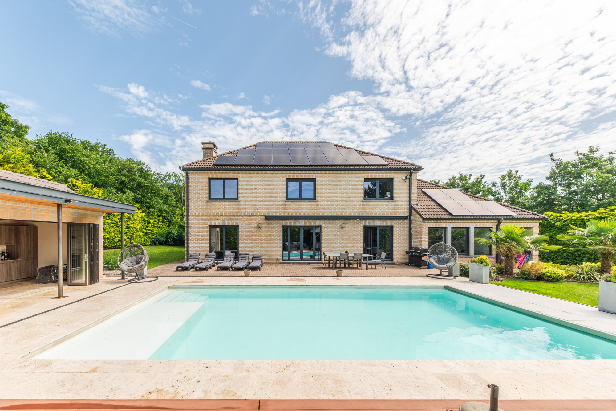 Superb family villa with pool on a southwest-facing plot
