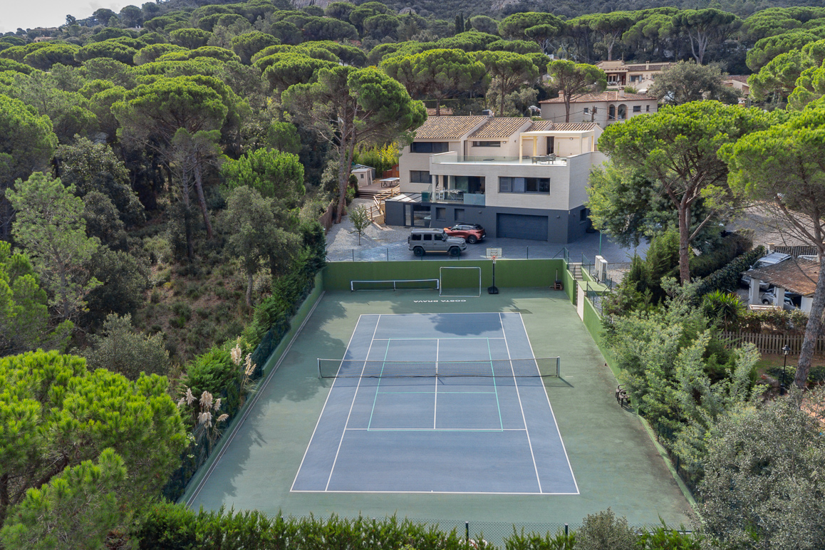 Villa vanguardista con spa y pista ATP