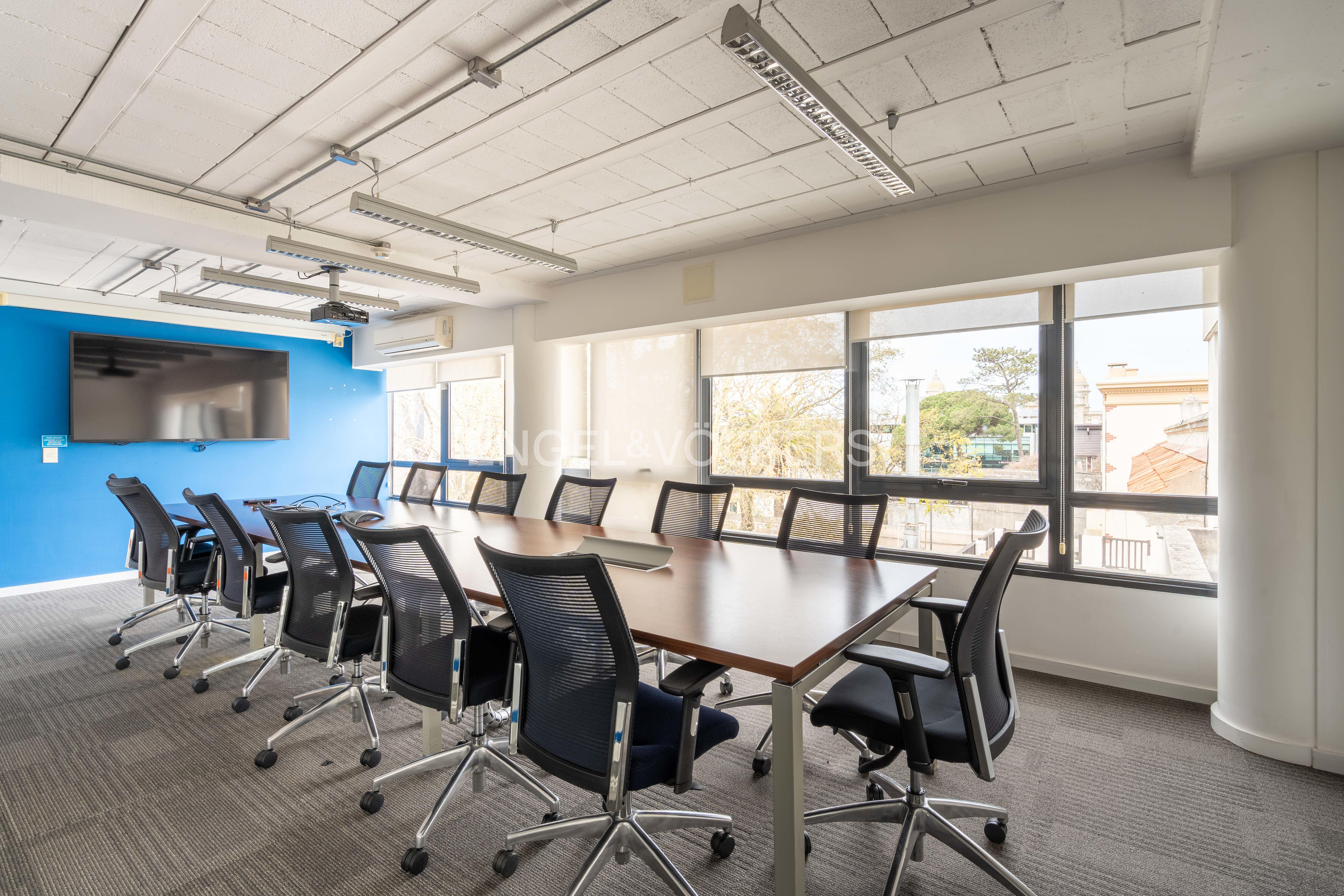 Premium office rental in Carrasco on Arocena Avenue