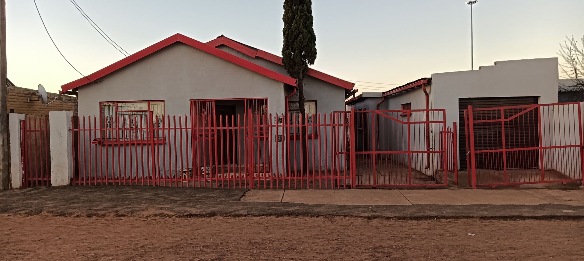 Three Bedroom House in Promosa
