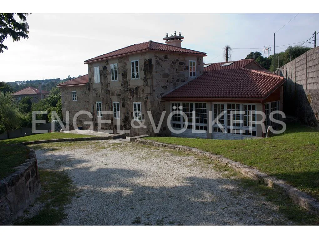 Engel&Völkers sells this imposing stone house with 8000m2 of land, in Bede (A Estrada).