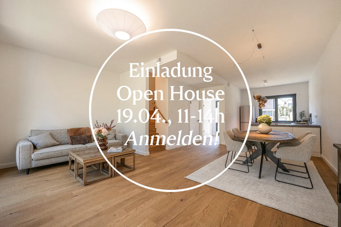 Open house invitation: Living room with gray sofa, wooden coffee table, dining table with chairs, and hardwood floors. Text overlay in German.
