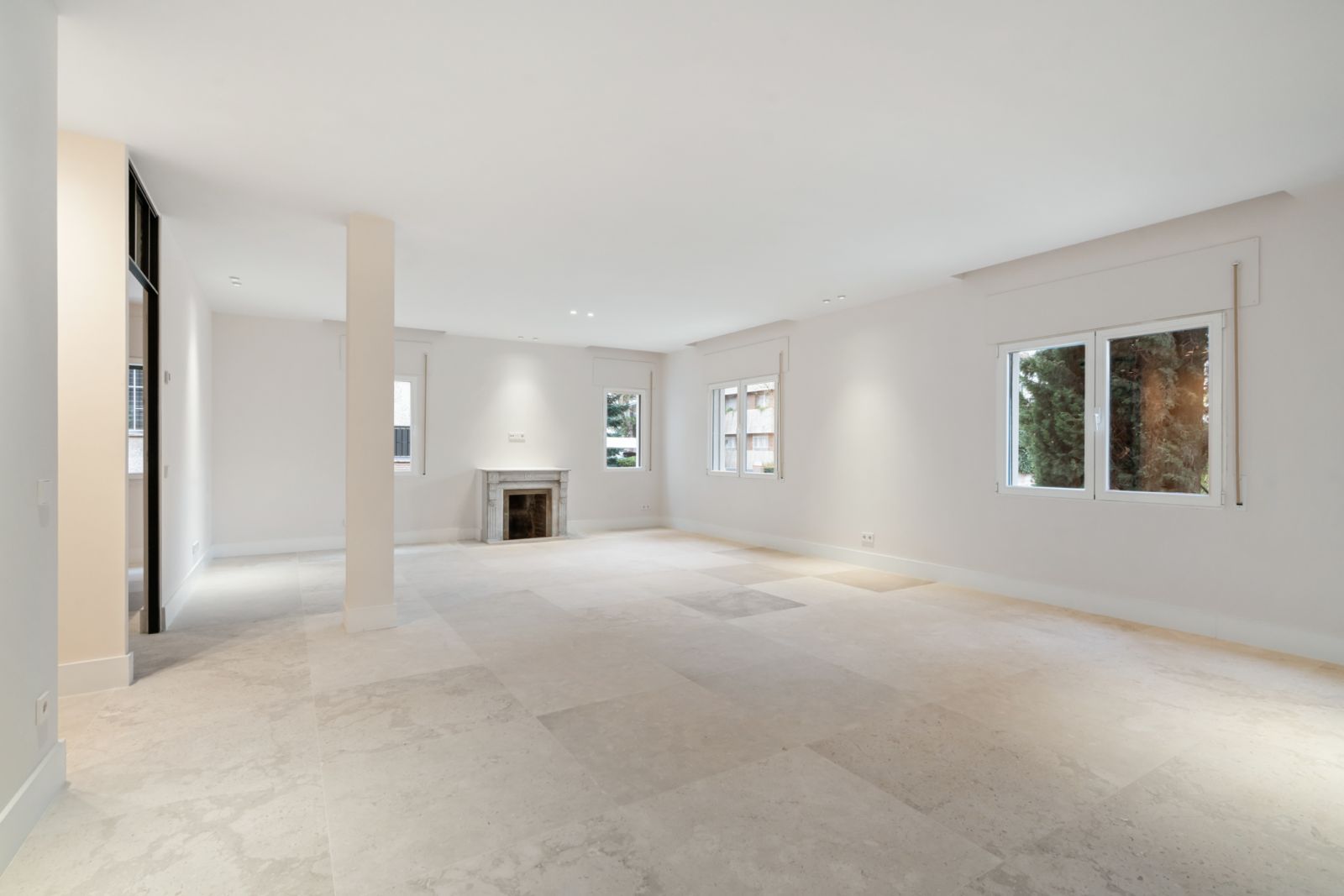Exclusive luxury home in the best area of El Viso, with 4 bedrooms and 5 bathrooms, plus several terraces and balconies.