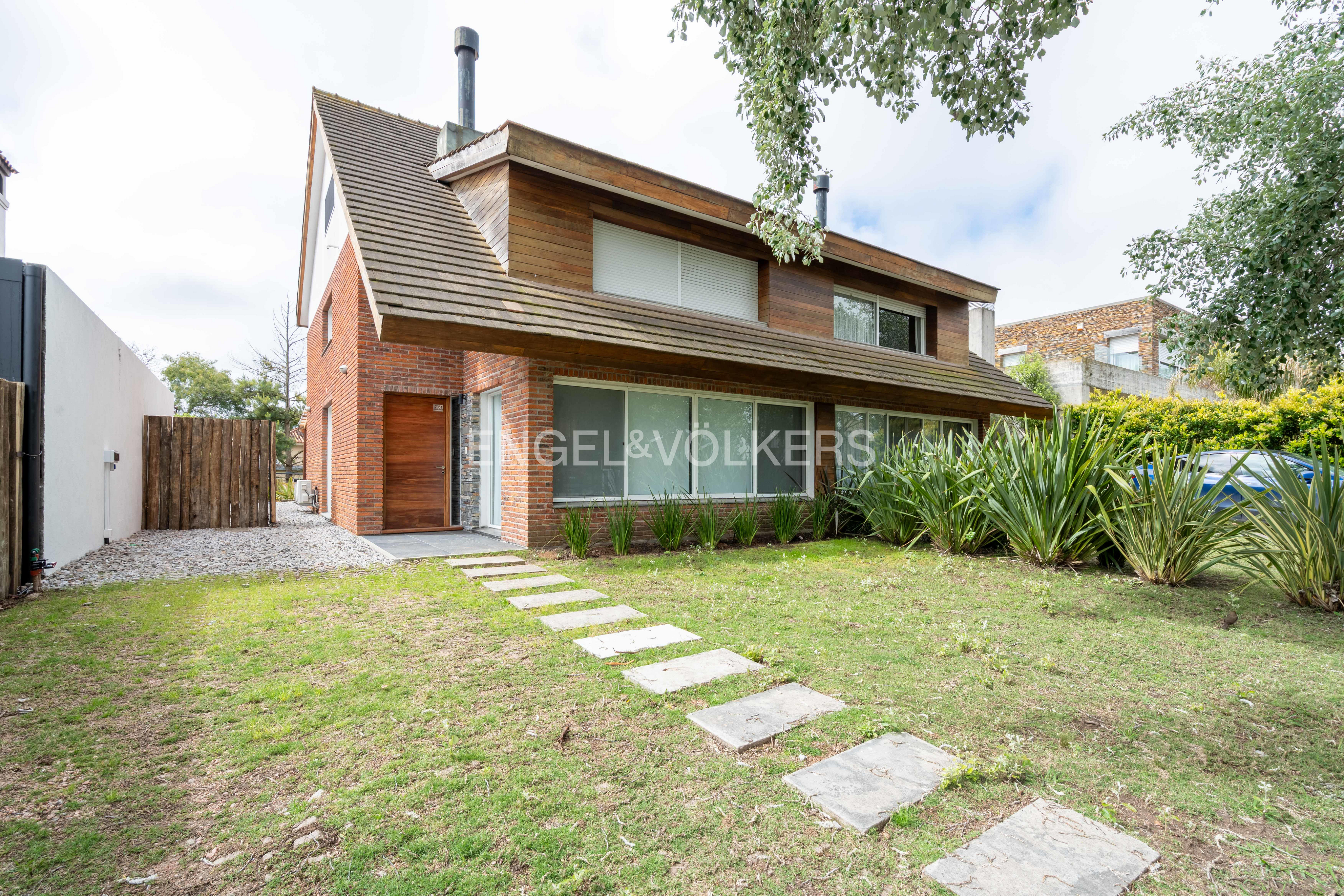 Acogedora PH de 3 Dormitorios en San Nicolas con jardin al Norte y piscina climatizada.
