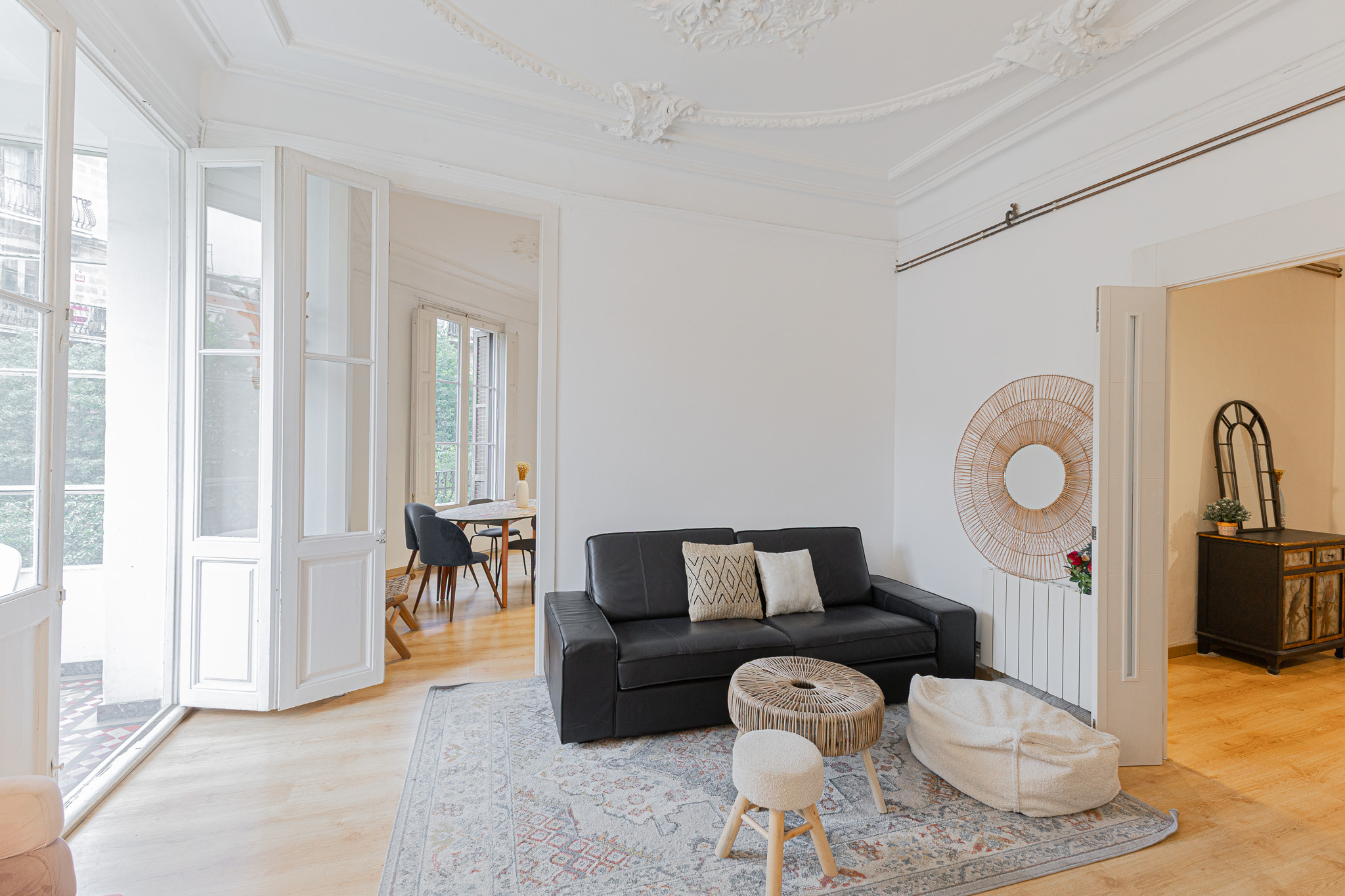 Corner flat in a classic building near Consell de Cent
