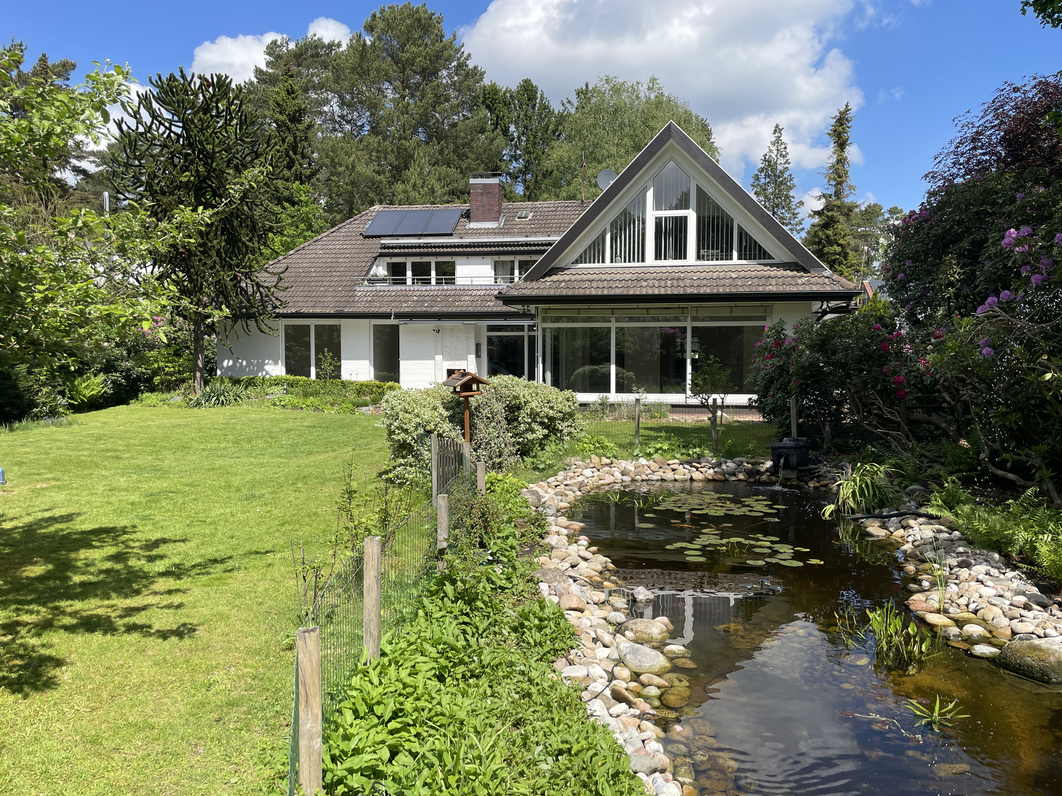 Ein Zuhause mit Seltenheitswert - Exklusives EFH mit Pool und parkähnlichem Grundstück in Ehlershausen