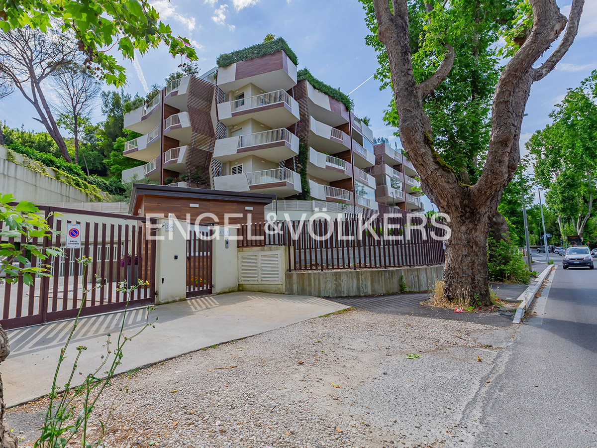 Appartamento moderno con terrazze e doppi box