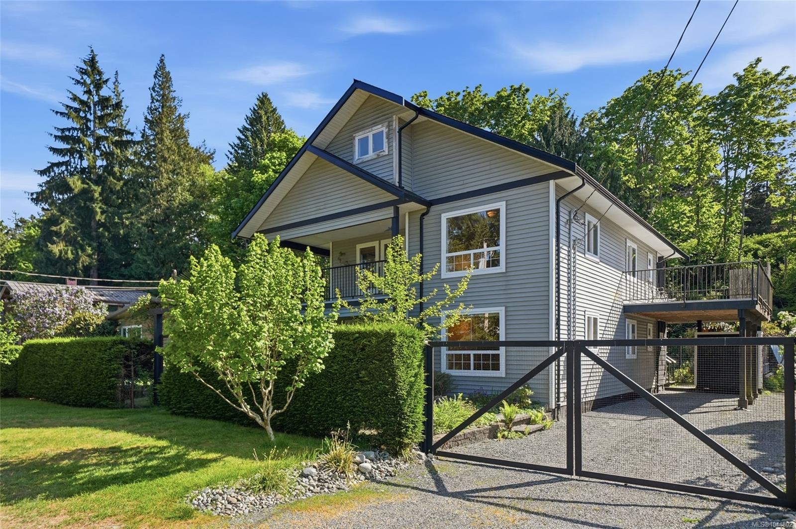 Well-maintained home just steps from the shoreline!