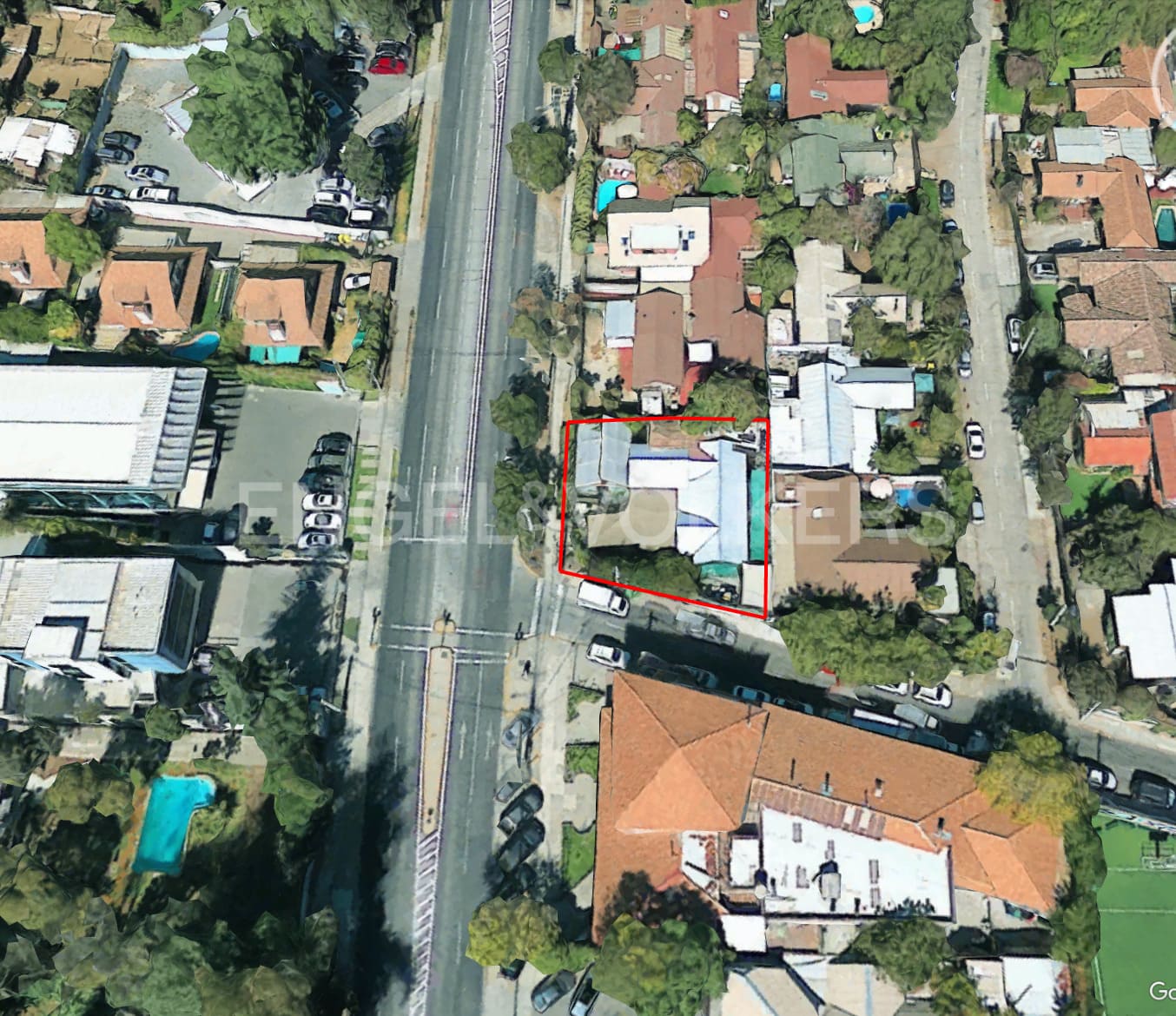 Propiedad de uso mixto en estratégica esquina de Av. Las Condes