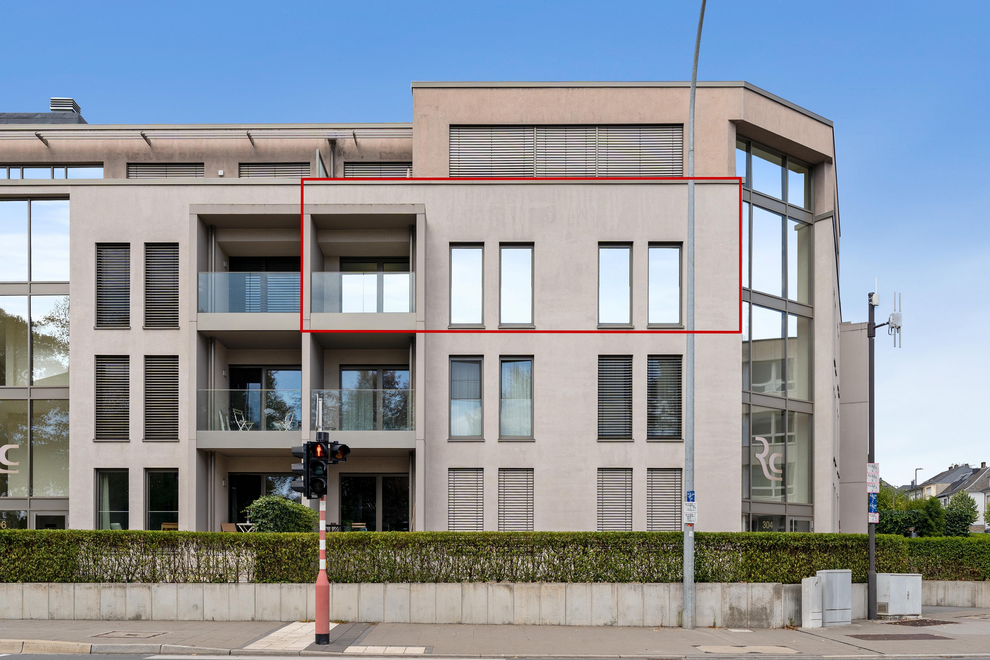 Move-in-ready one-bedroom apartment with balcony and indoor parking in the sought-after Merl neighborhood.