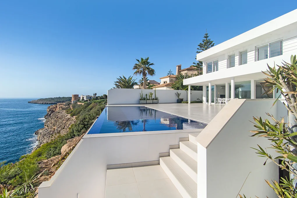 Moderne Neubau Villa in erster Meereslinie in Cala Pi