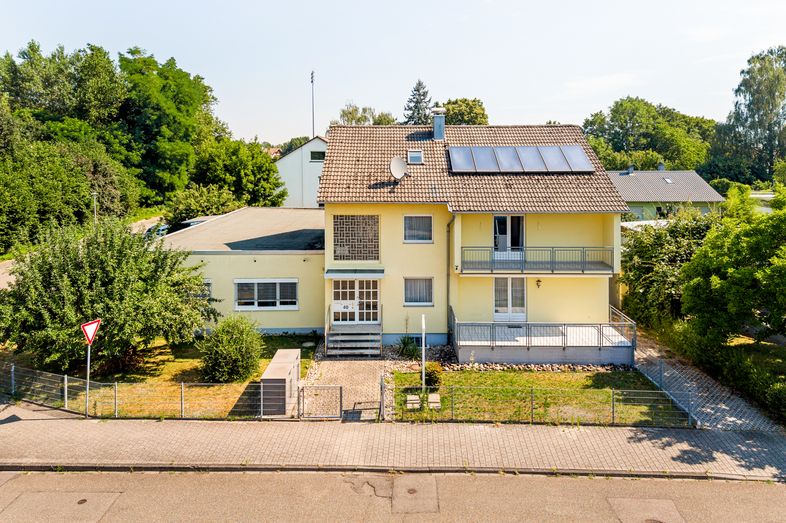 Wohnen und Arbeiten unter einem Dach – großzügiges Wohnhaus mit separatem Gewerbeteil