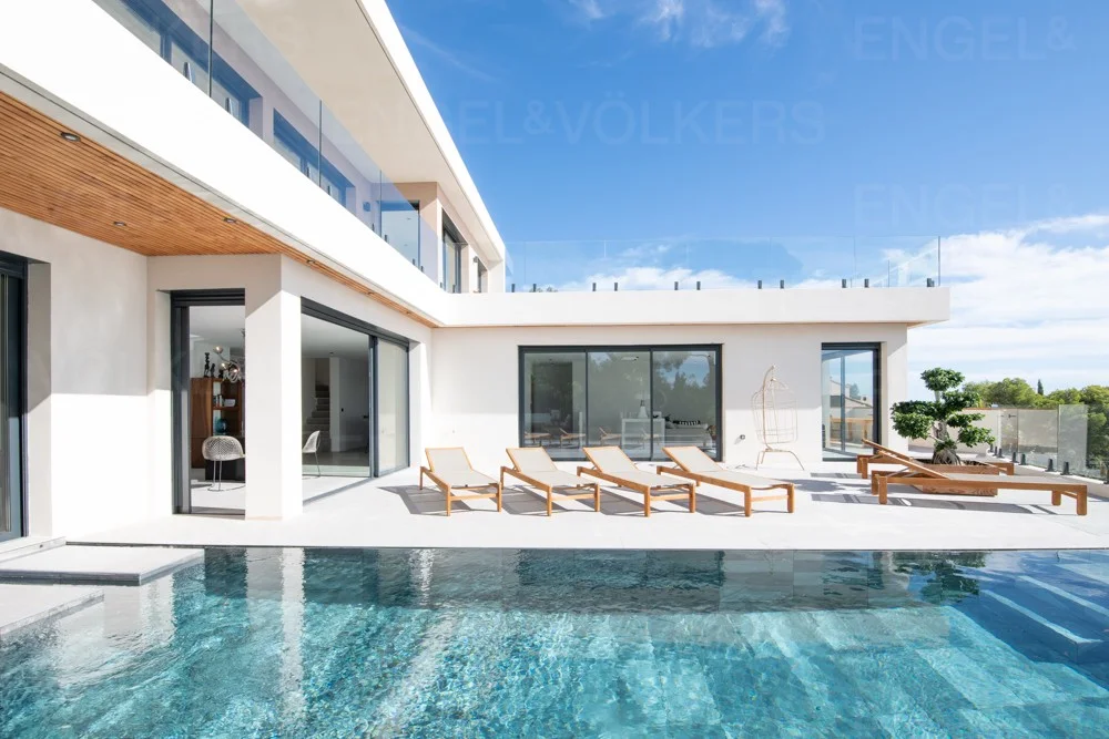 Stunning new villa with panoramic view of the Gulf of Saint-Tropez in Les Issambres