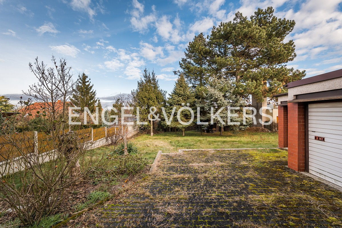 Family house before complete renovation on a beautiful plot in Nebušice