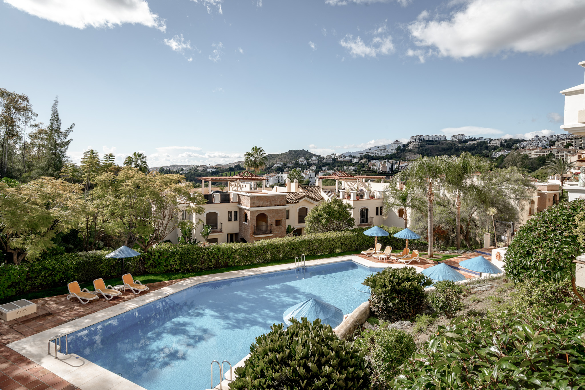 Apartamento en planta baja con interiores de diseño y vistas a la montaña en Los Arqueros