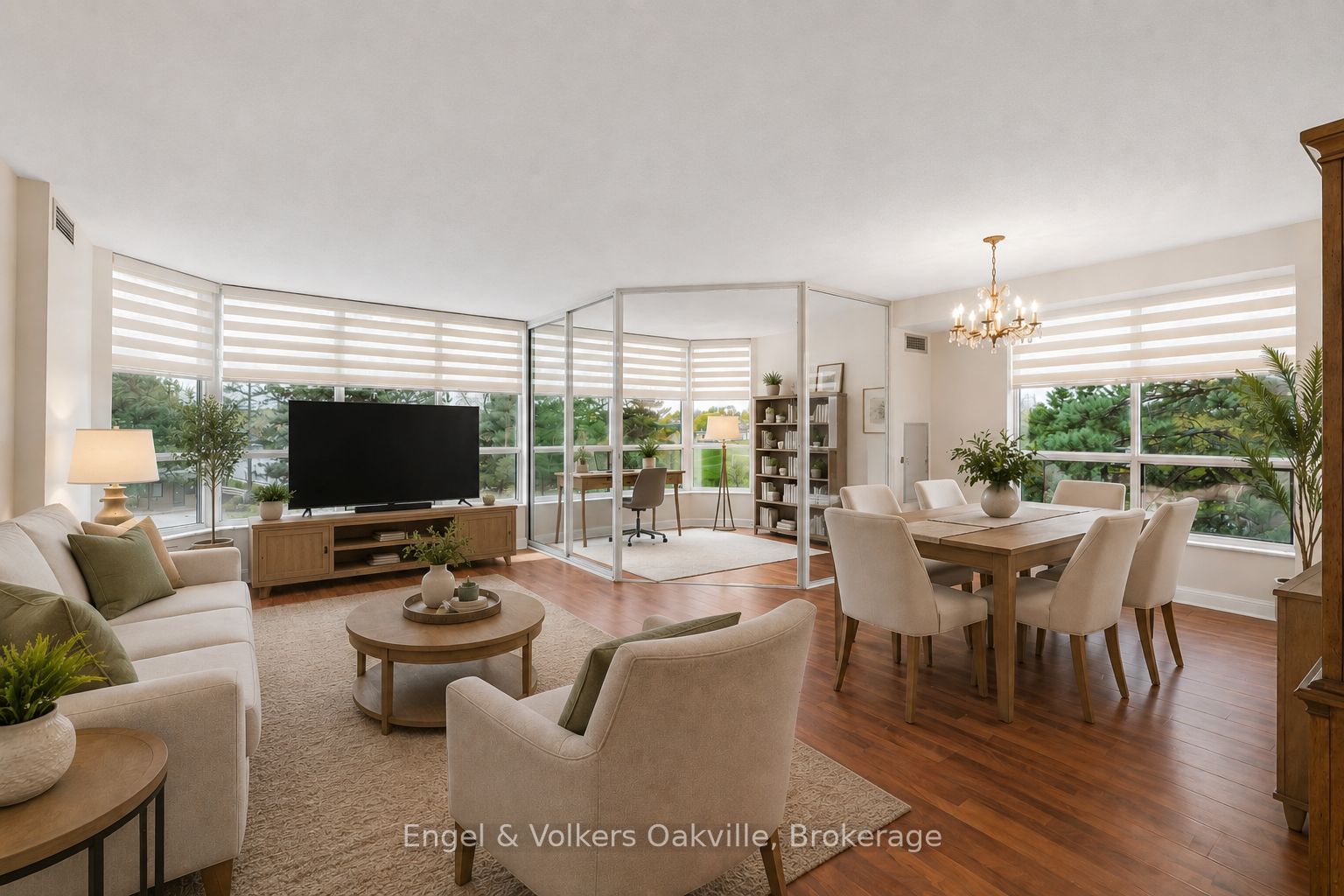 Spacious Corner Suite with Solarium and Resort Living