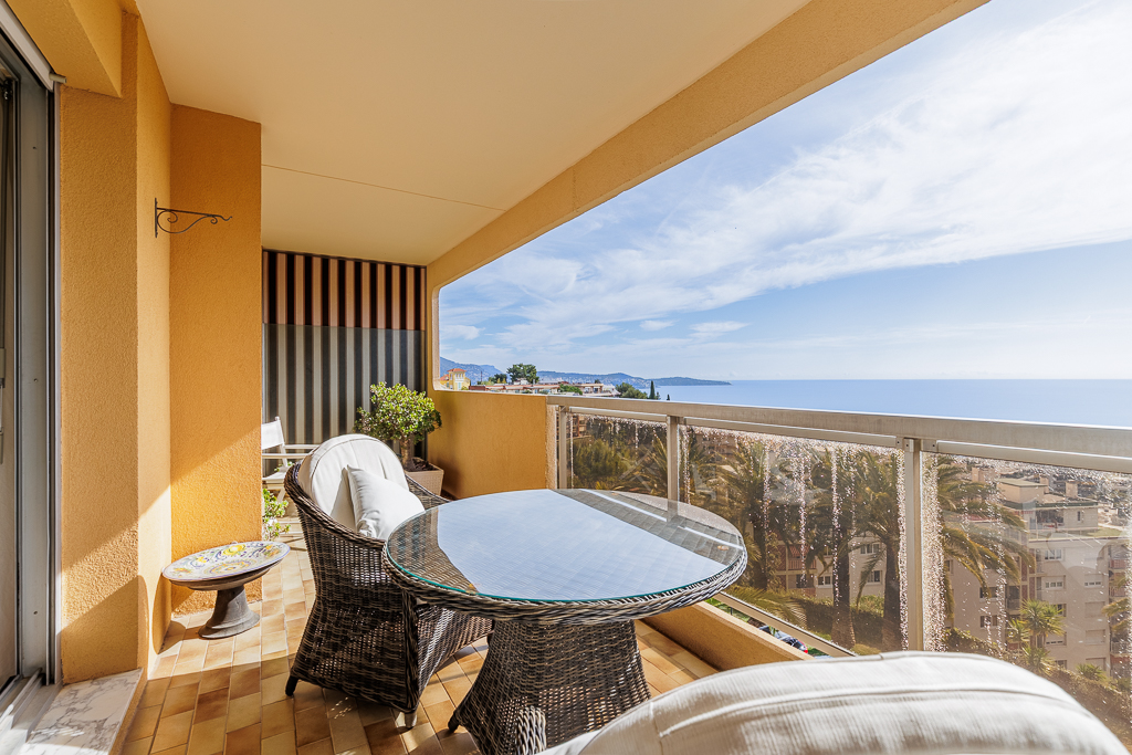 Exclusivité - Dernier étage à Nice Ouest avec terrasses et vue mer