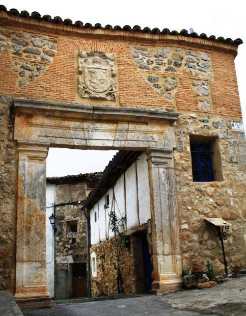 Charming village house in La Alcarria with a historic coat of arms, needing renovation