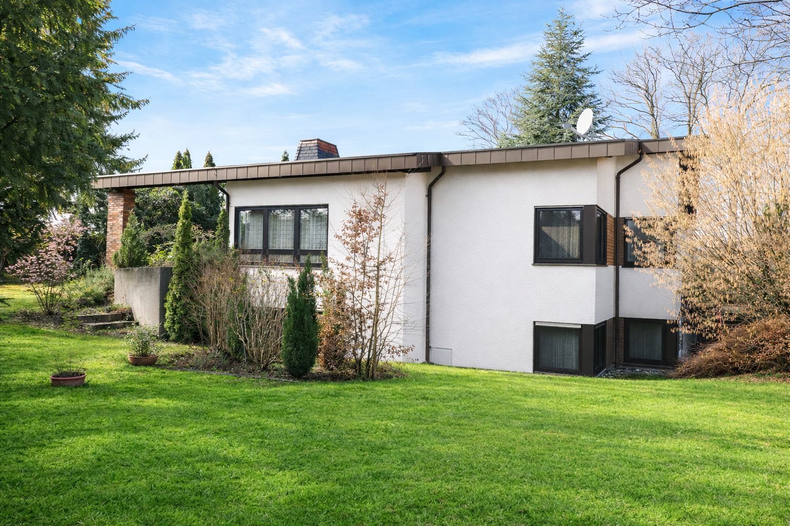 Imposantes Wohnhaus mit Charakter, großem Garten + Doppelgarage • ELW bzw. gewerbliche Nutzung im Sockelgeschoss möglich