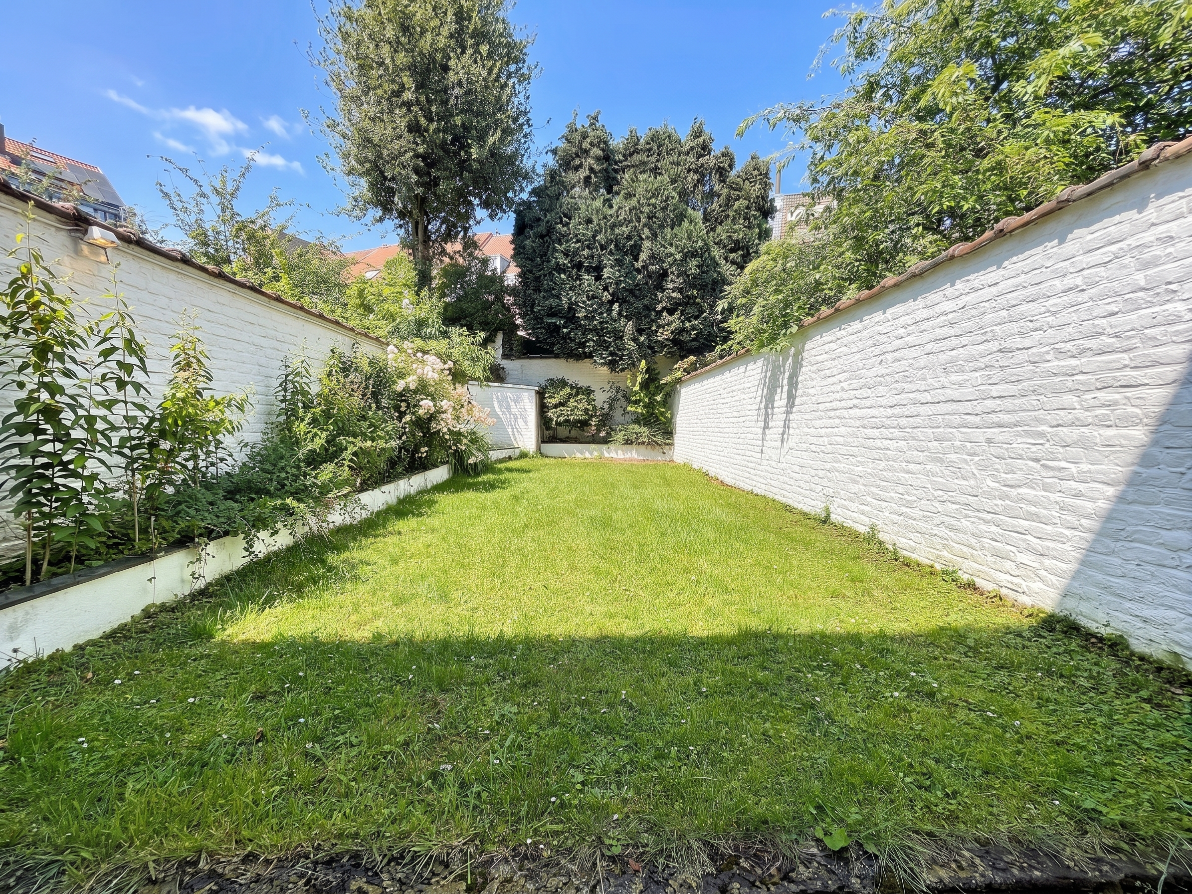 Beautiful fully renovated townhouse with garden – 4 bedrooms.