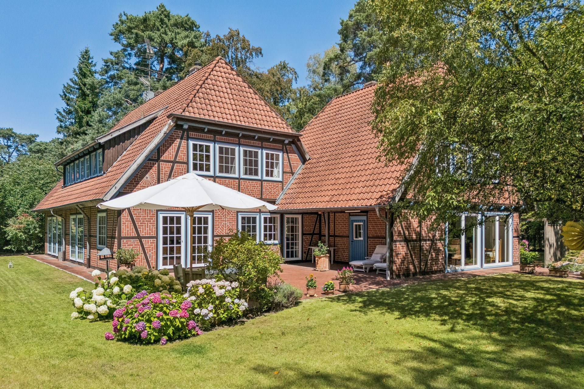 A home with exceptional character – Distinguished living in a private garden idyll