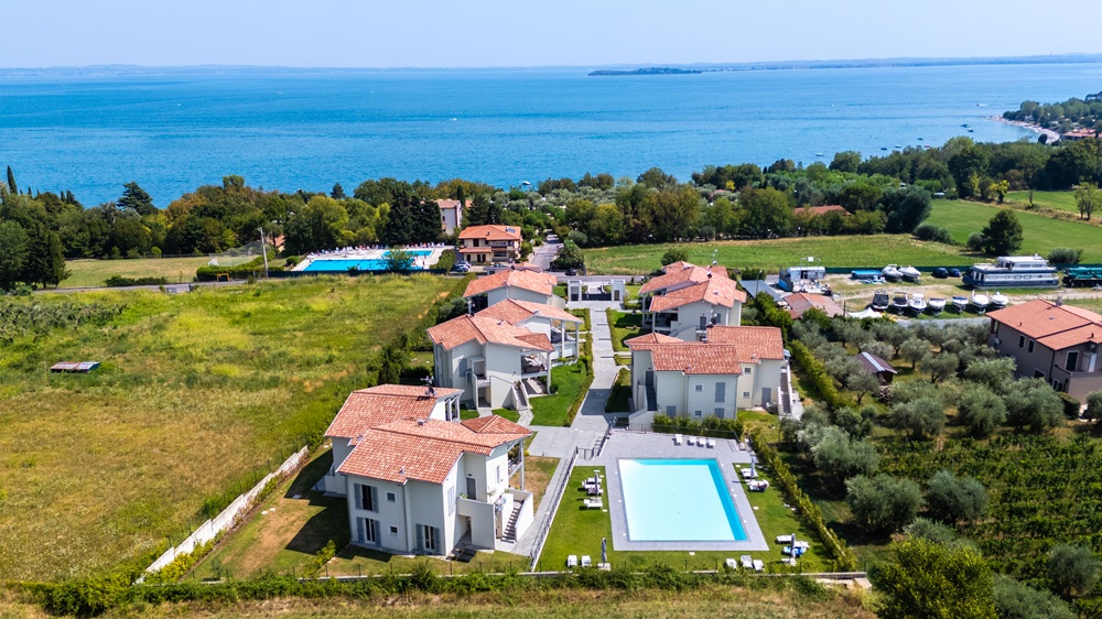Elegant apartment with pool just 300 metres from the lake