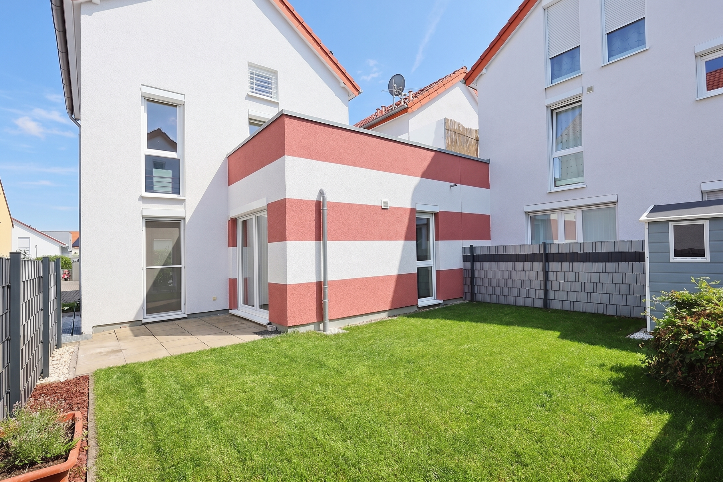 Sofort bezugsfrei: Gepflegte und modernisierte Doppelhaushälfte mit sonnigen Terrassen und Garten