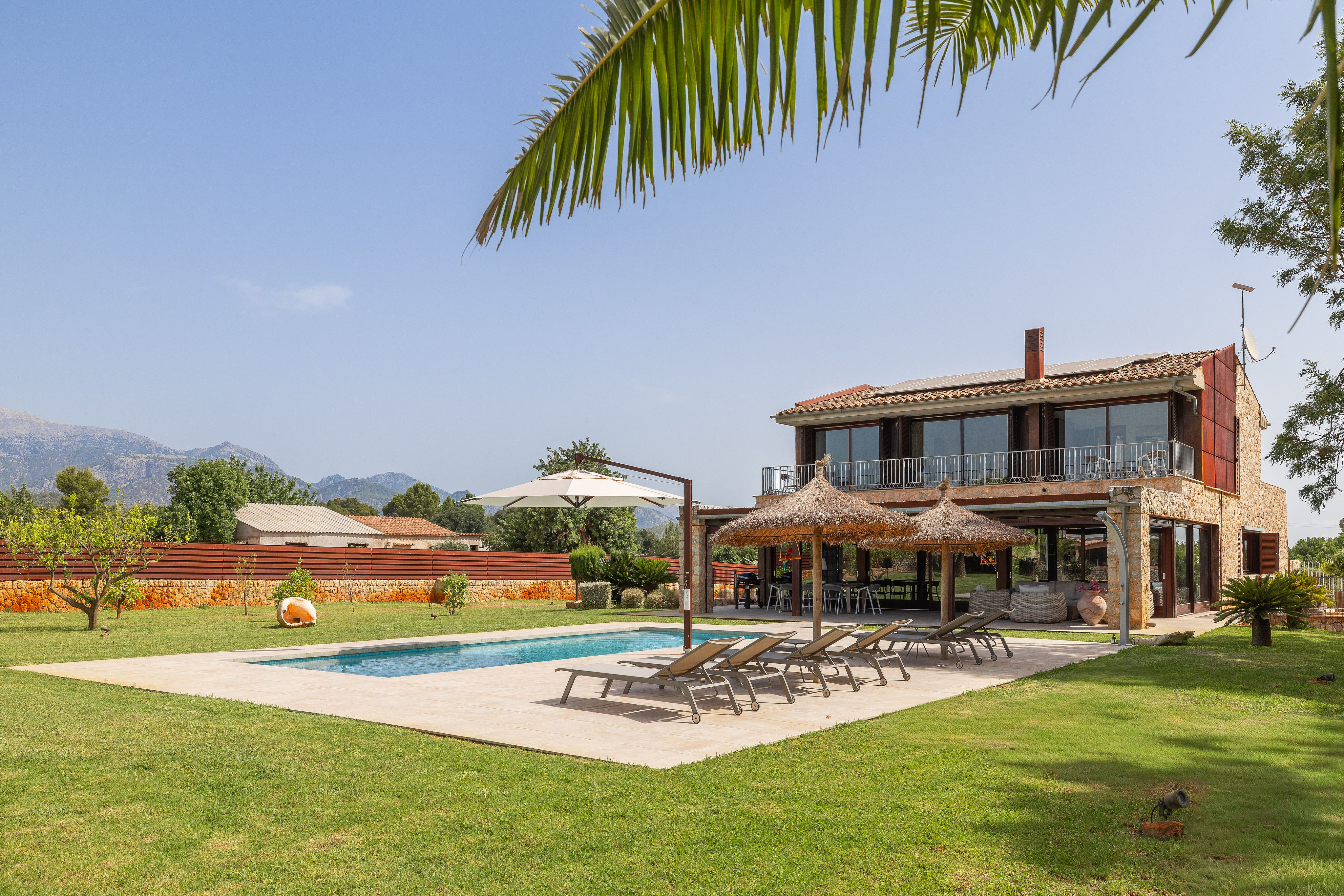 Villa mit ETV-Lizenz in ruhiger Lage mit Pool und Bergblick