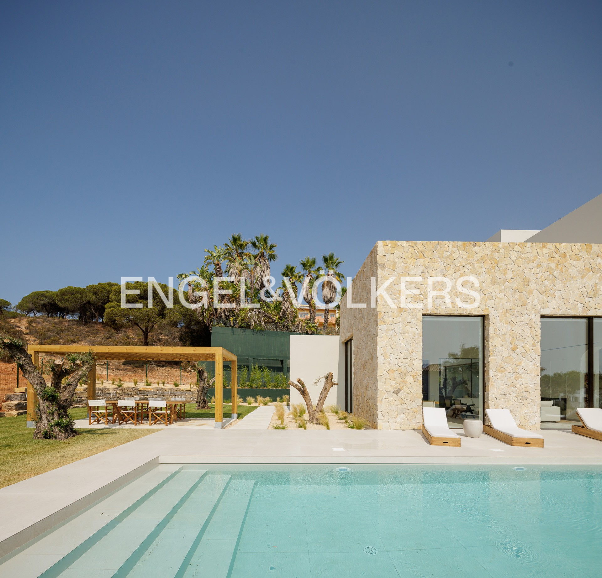 Exclusivity in Quinta do Lago: Luxury 4 bedroom Villa with Large Plot