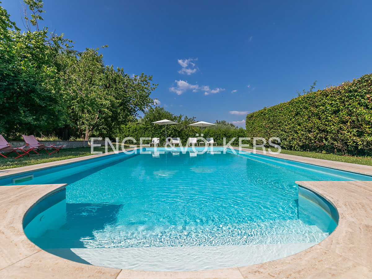 Rarely beautiful single-family villa with pool and olive grove in Campagnano