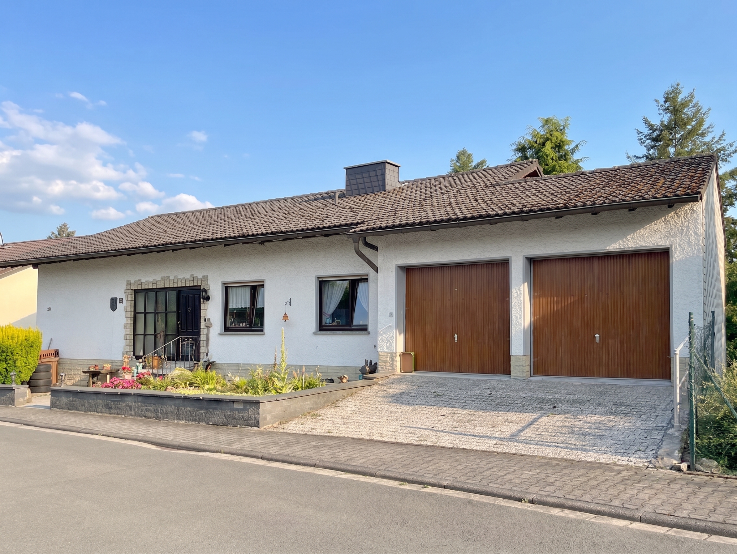 Großzügiges Ein- bis Zweifamilienhaus mit Terrasse in begehrter Aussichtslage