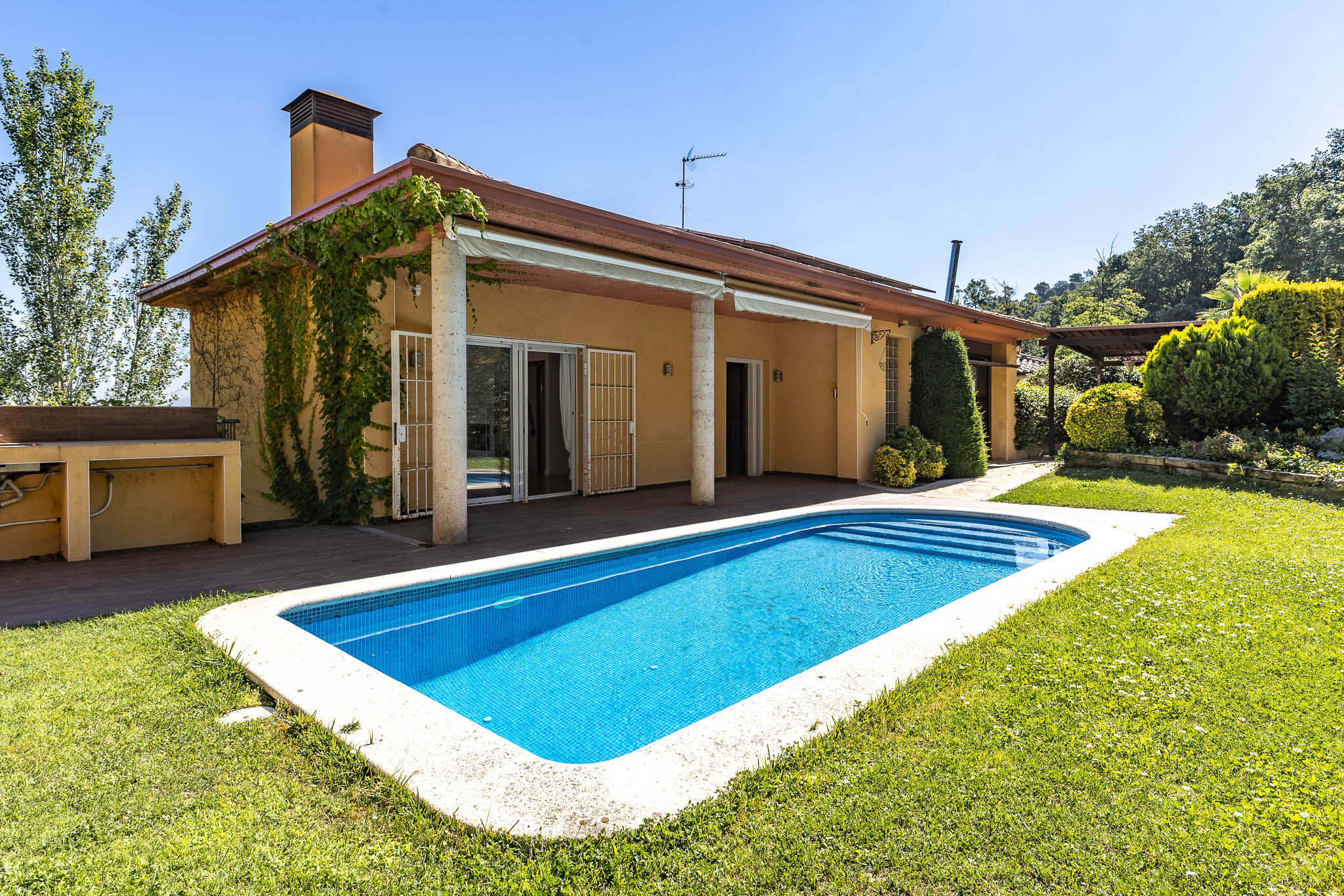 Impecable casa unifamiliar con piscina y vistas a Collserola, a 10 minutos de Sant Cugat