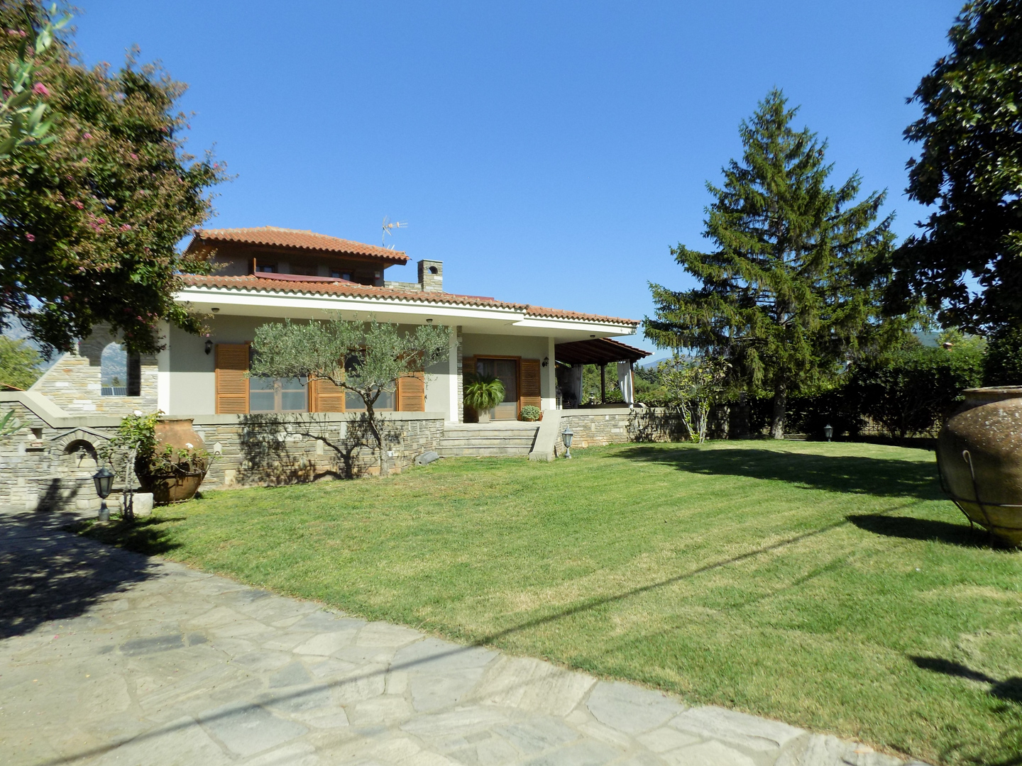 Unique villa with large courtyard and privacy
