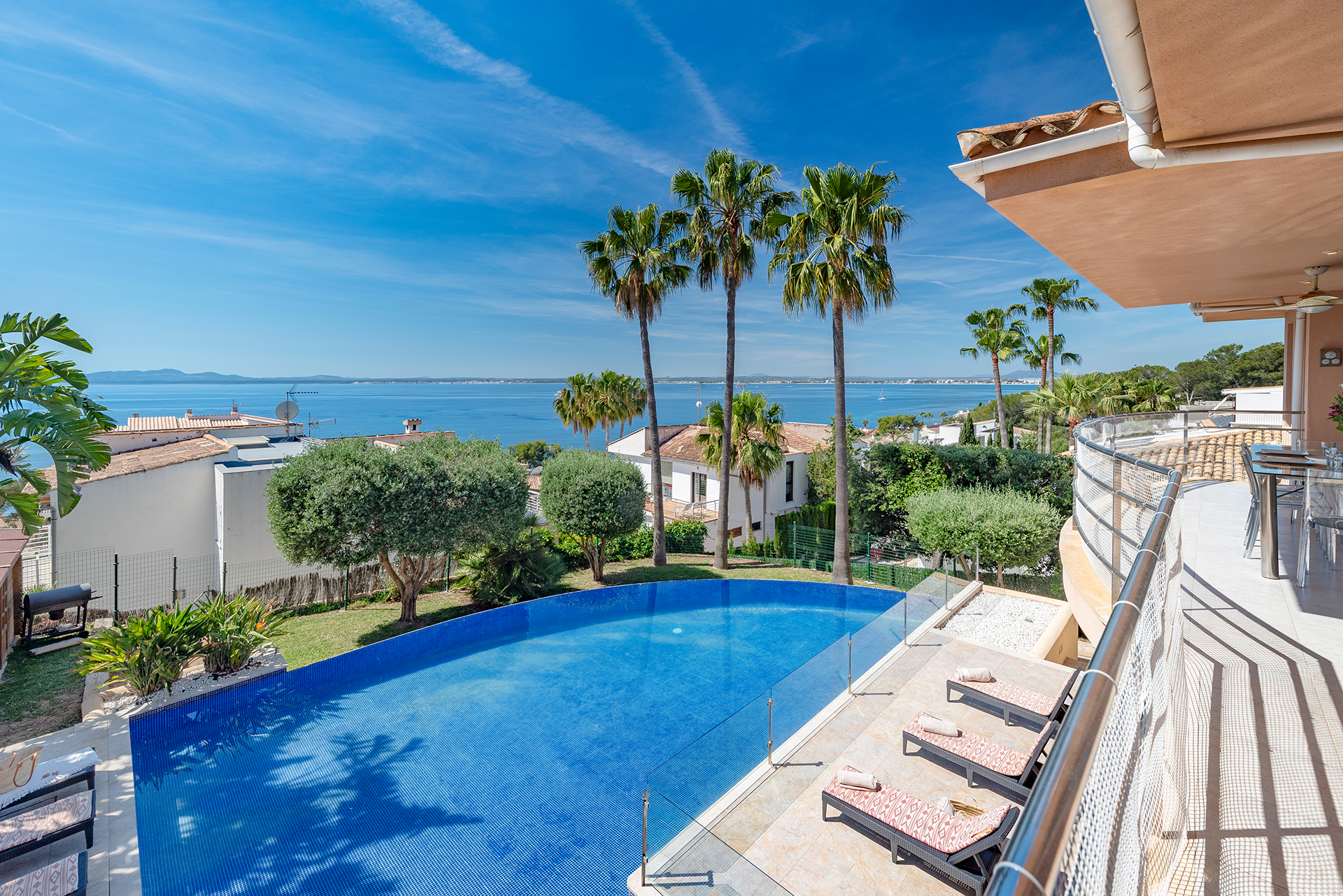 Exklusive Villa mit Ferienvermietungslizenz, Pool und Meerblick in Puerto de Alcudia
