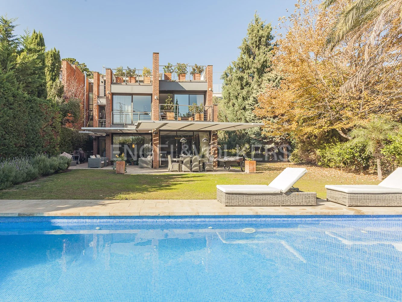 House with swimming pool in Pedralbes