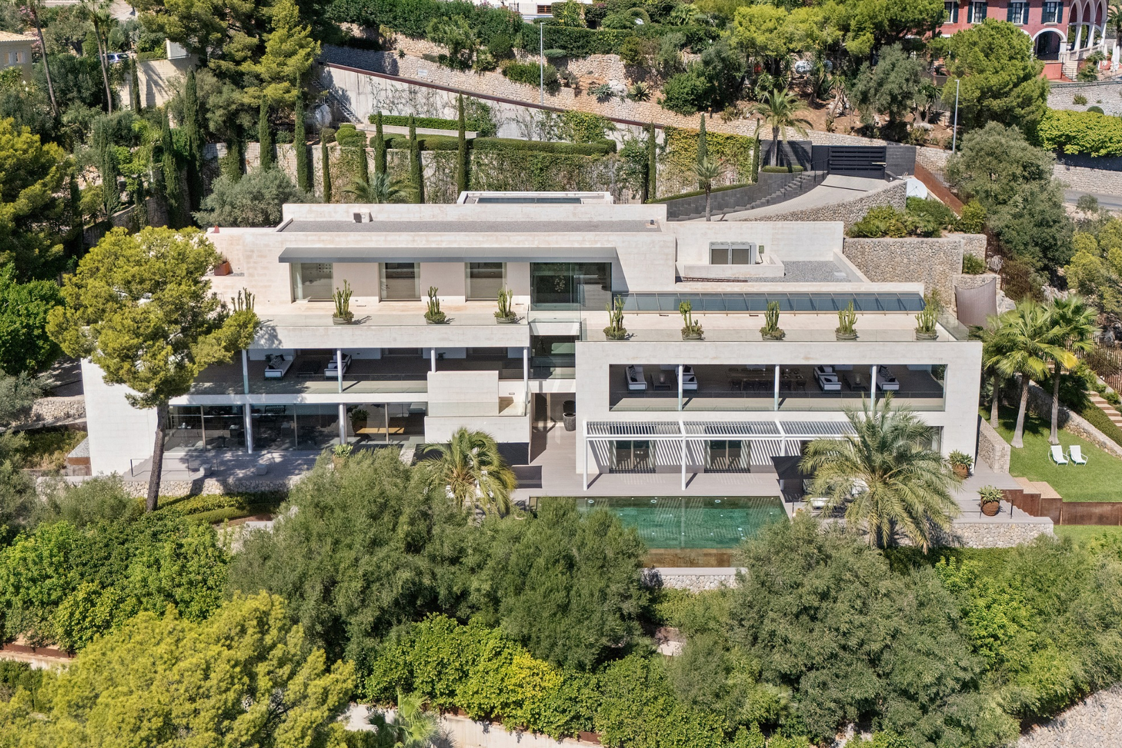 Avant-garde villa with panoramic views over Palma bay