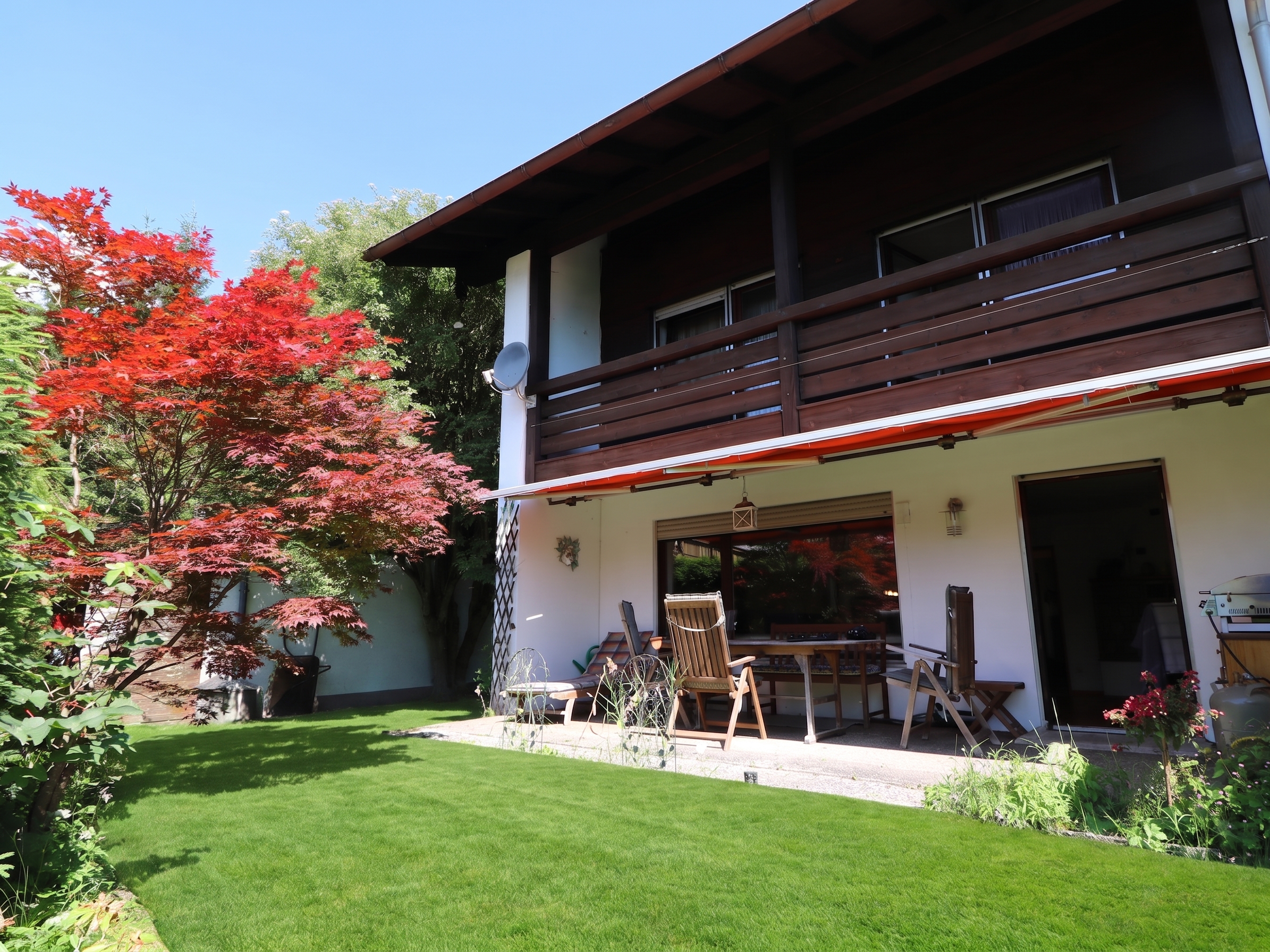 Spacious end-terrace house with garden, mountain views and good transport links
