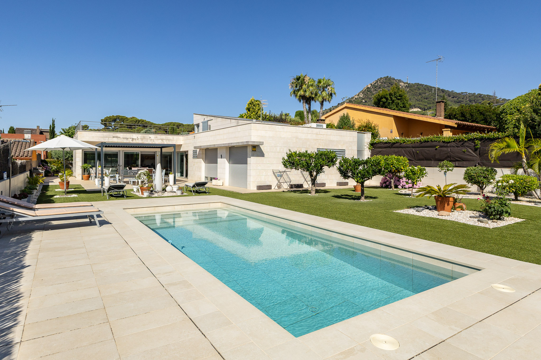 Impressionant vil·la d'obra nova amb piscina privada, jardí i acabats de luxe a Cabrera de Mar