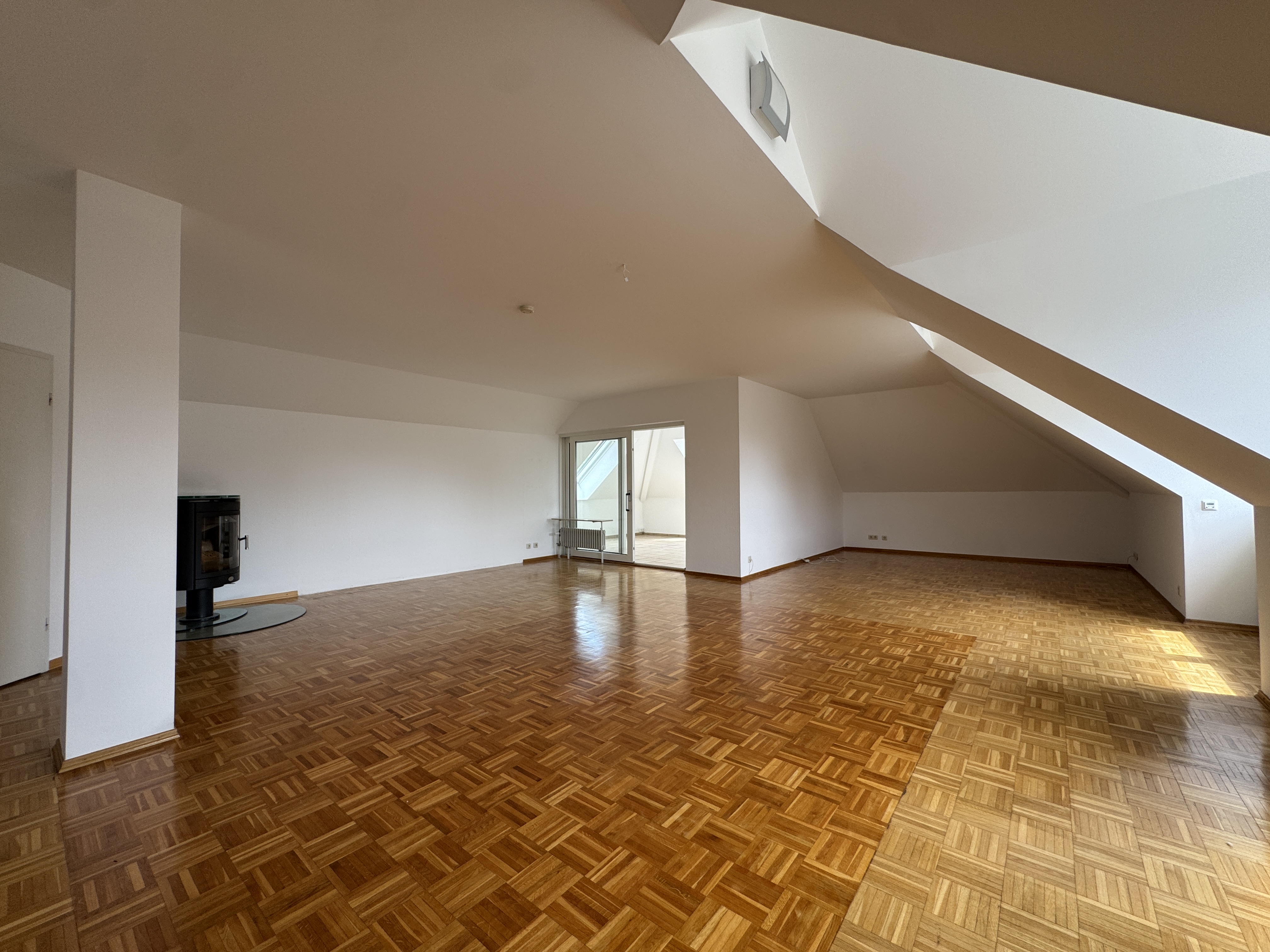 Großzügige Dachgeschosswohnung mit Wintergarten und separatem Eingang!