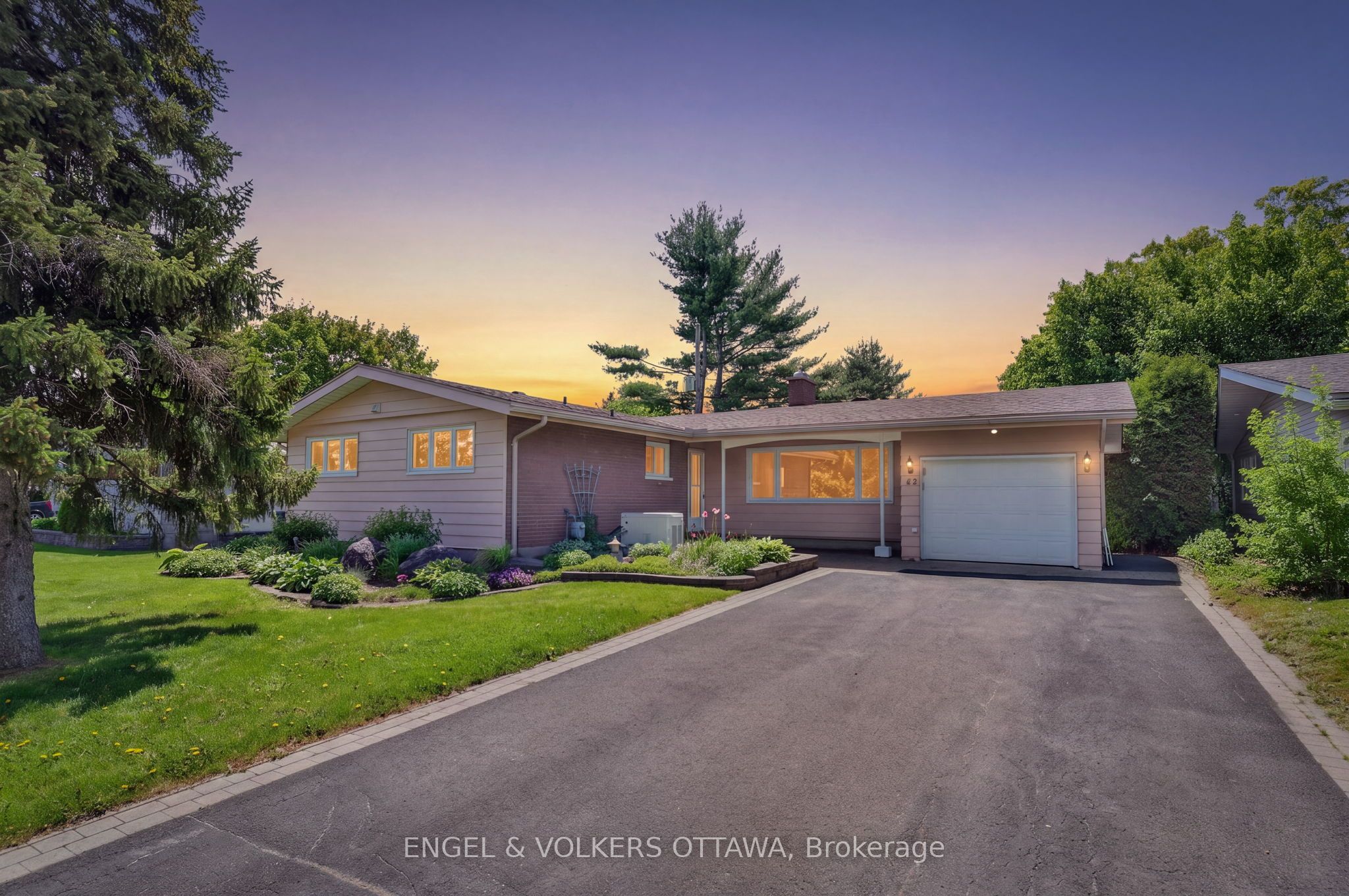 Lovingly Cared-For Bungalow in Parkwood Hills