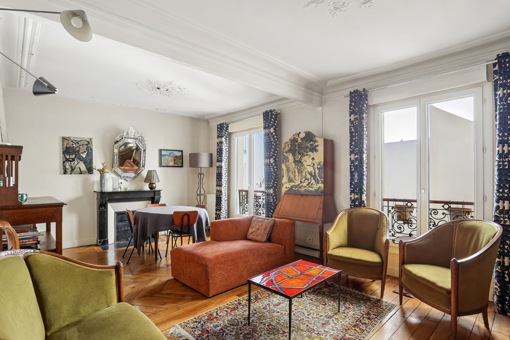 Paris 10th – Elegant 46 m² 1-bedroom through-apartment, absolute quiet, in the heart of a leafy block