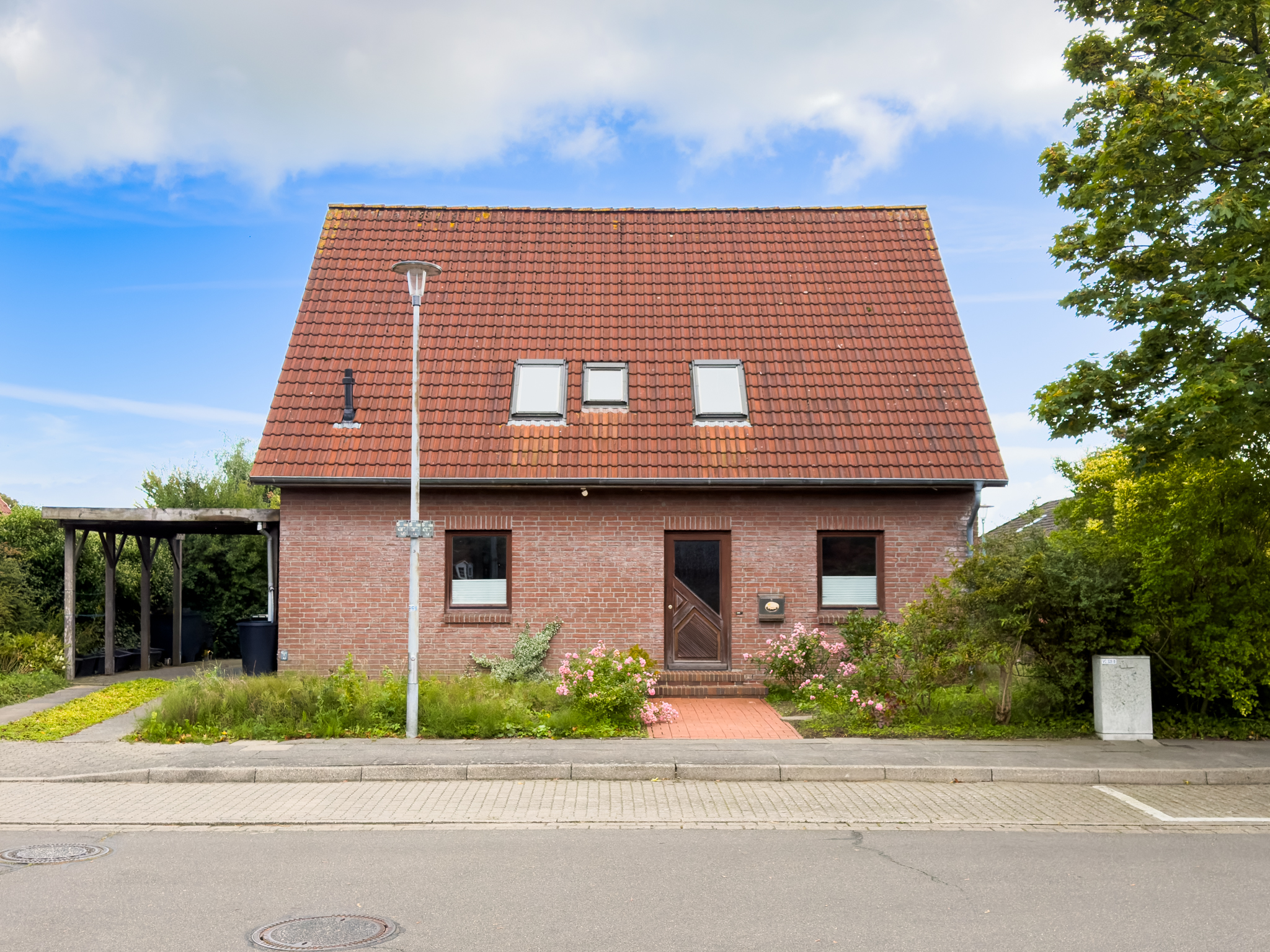 Ein Zuhause im Anliegerring: ruhig, zentral, mit Carport und Garage