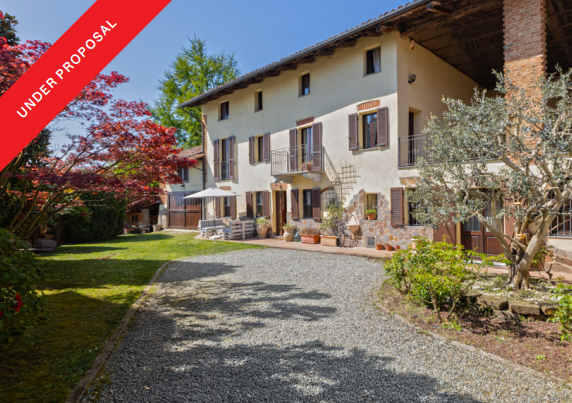 Renovated charming farmhouse in the village center