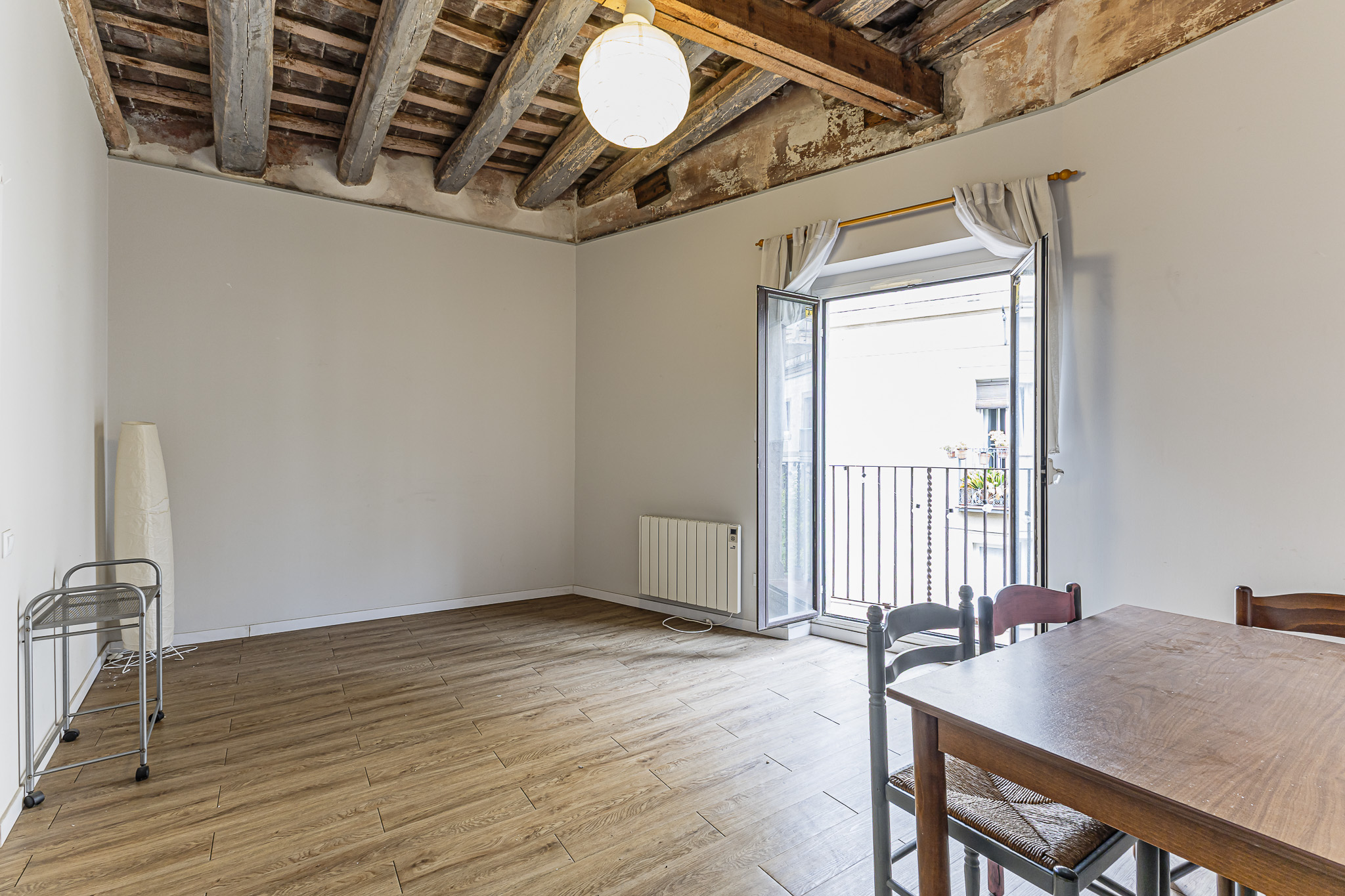 Renovated apartment with four balconies and exposed beams in Sant Pere