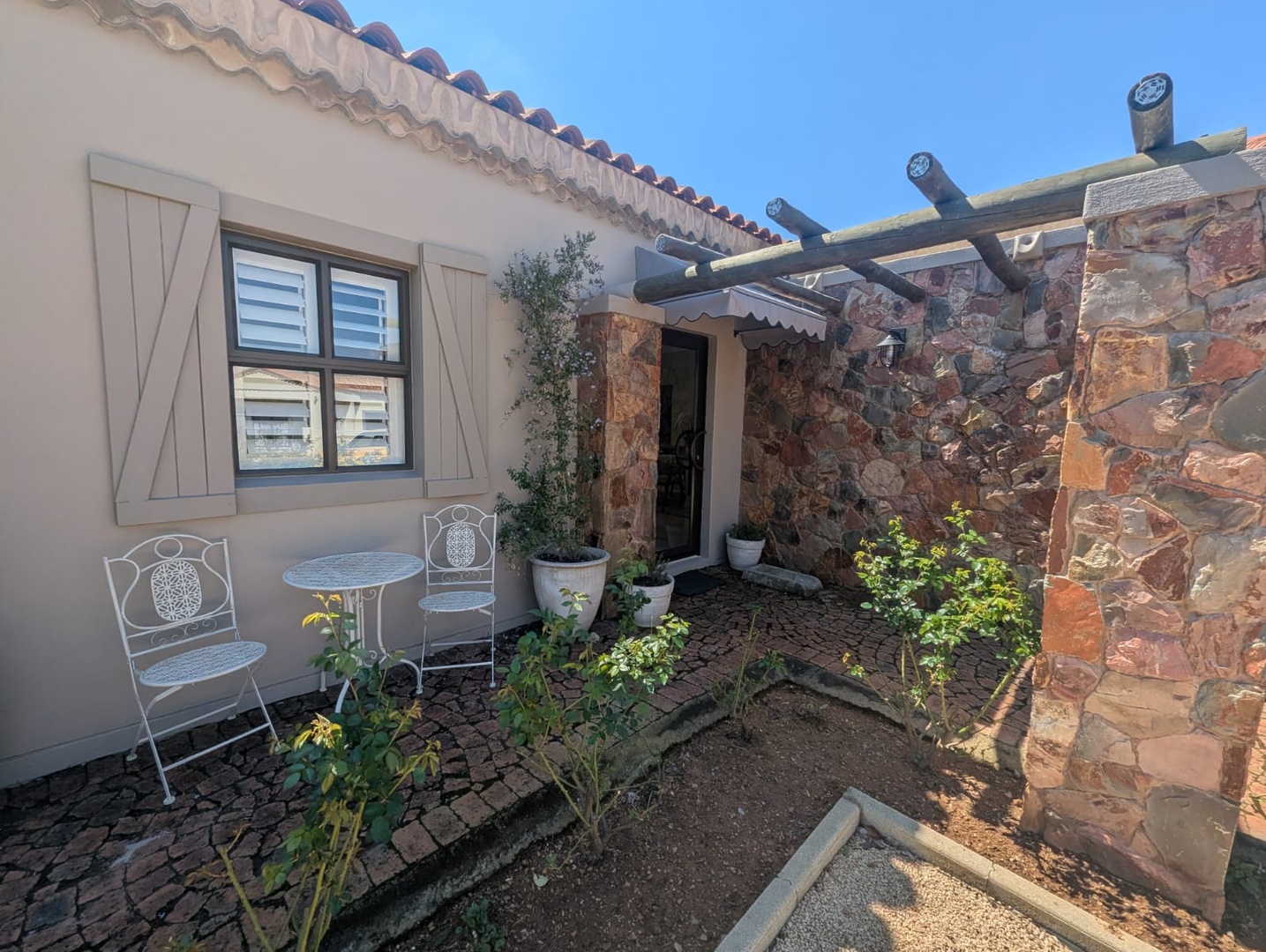 Attractive and stylish, furnished 3 bedroom home with pool and solar