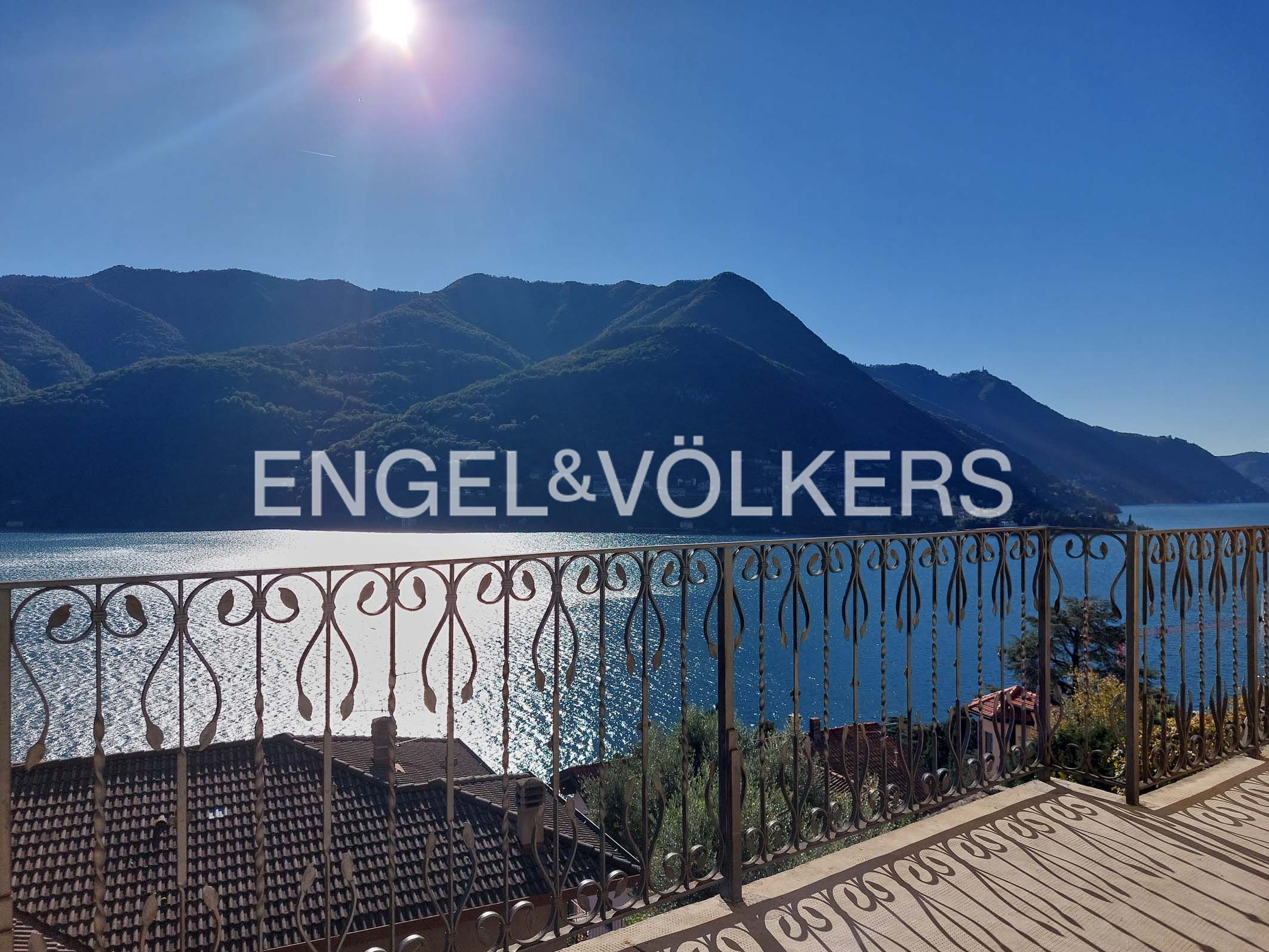 Detached house with garden and lake view