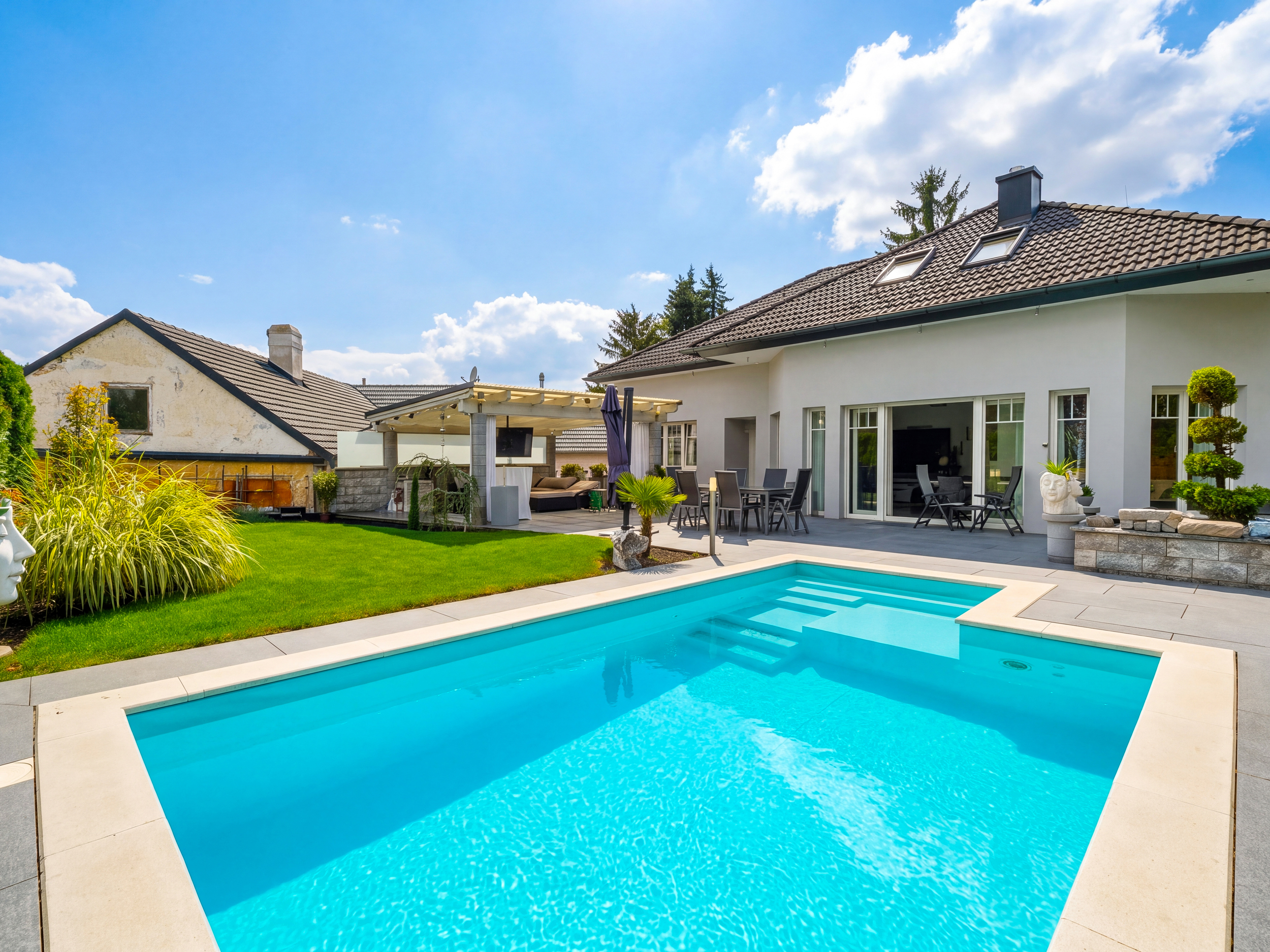 Exclusive property in Ernstbrunn with 390 m² of living space, terrace, pool, lounge and fireplace – a stylish retreat in the Weinviertel near Vienna