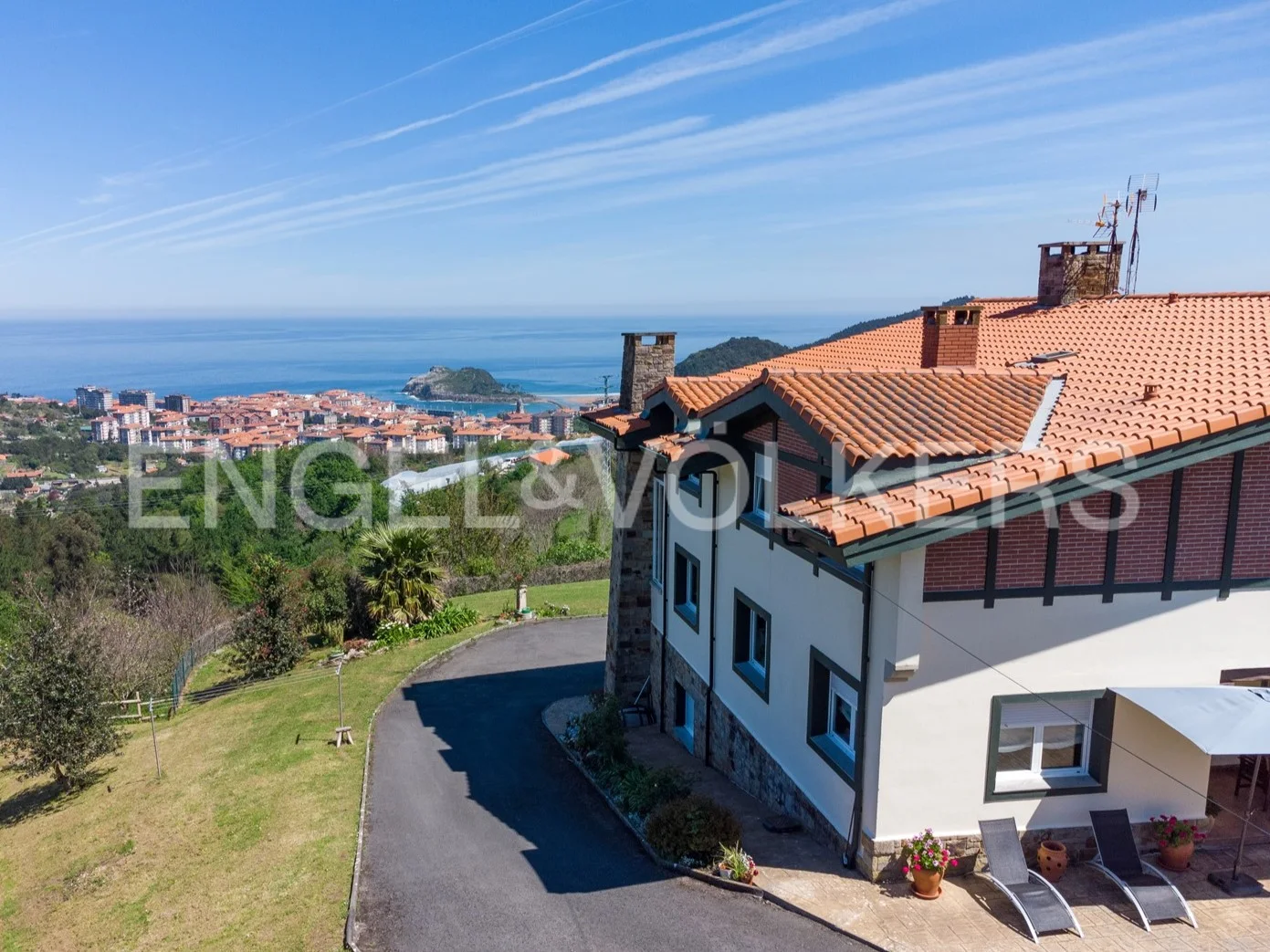 Exclusive semi-detached house with sea views