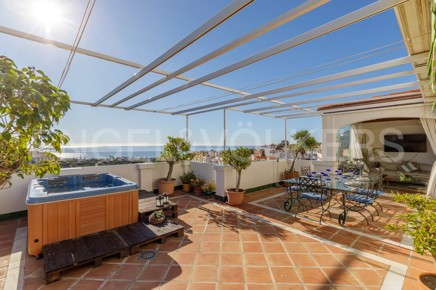 Superb penthouse in the sought after location of Anoreta Golf