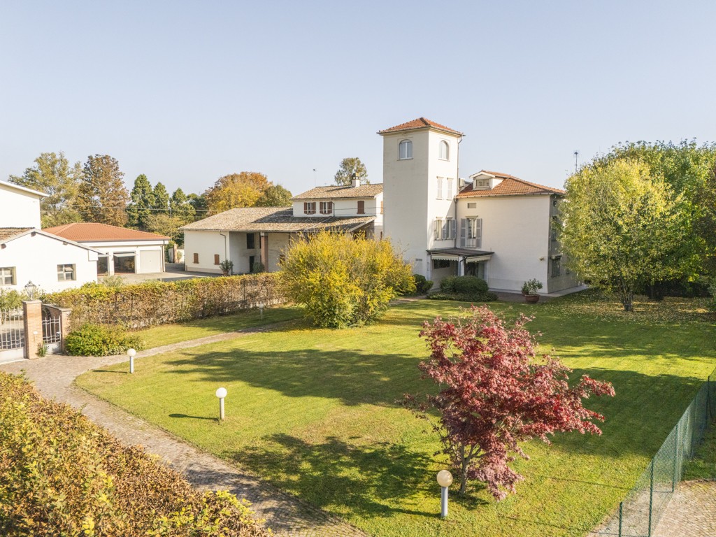 Prestigiosa casa padronale immersa nel verde
